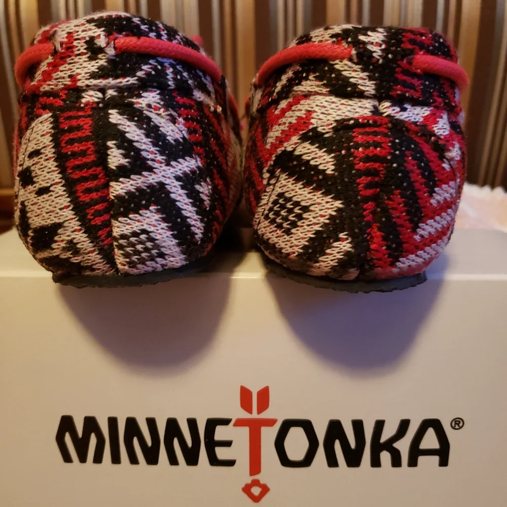 NWT - NIB MINNETONKA CASSIE red/white/black snowflake print moccasins (3)
